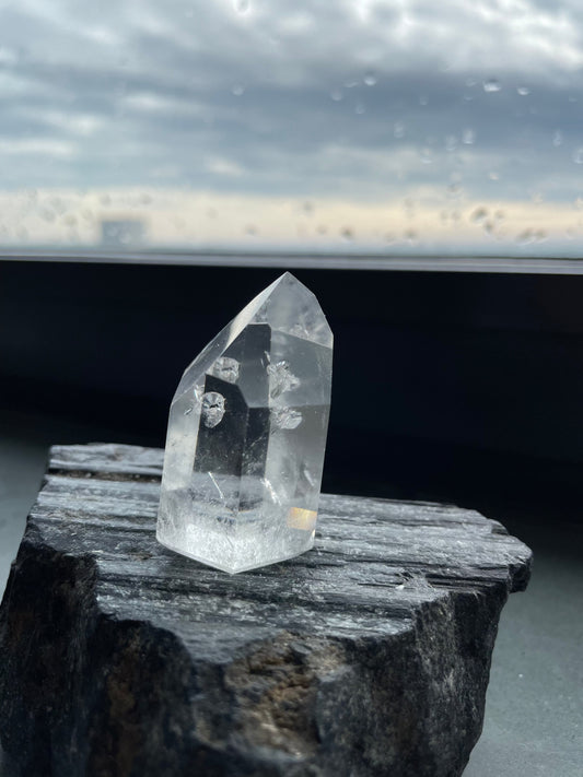 Clear Quartz Mini Point (Rainbow Inclusion) 3